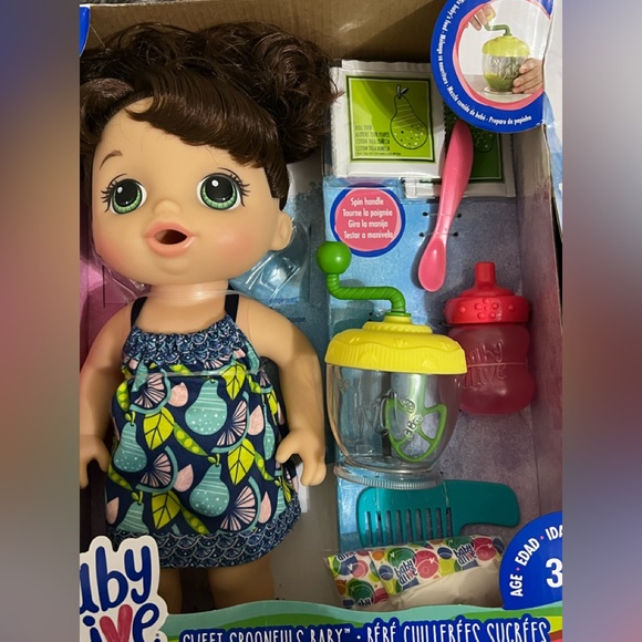 Baby Alive Doll with accessories - Picture 2 of 5